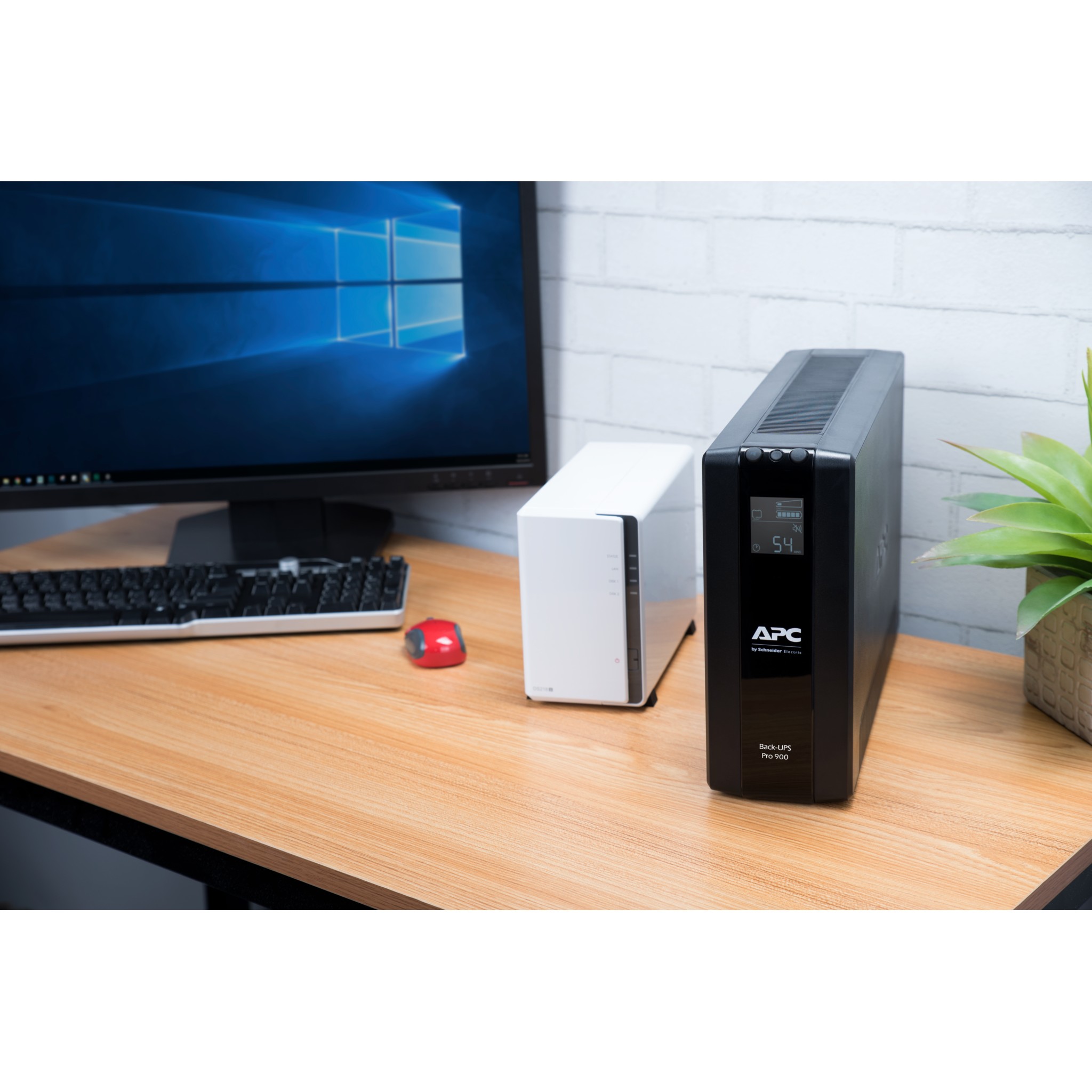 APC Back-UPS Pro BR900MI – 900VA 540W Line-Interactive UPS with AVR, LCD Display, USB Monitoring & 6x IEC Outputs – Reliable Backup Power Protection for PCs, NAS & Office Equipment - Figura 5