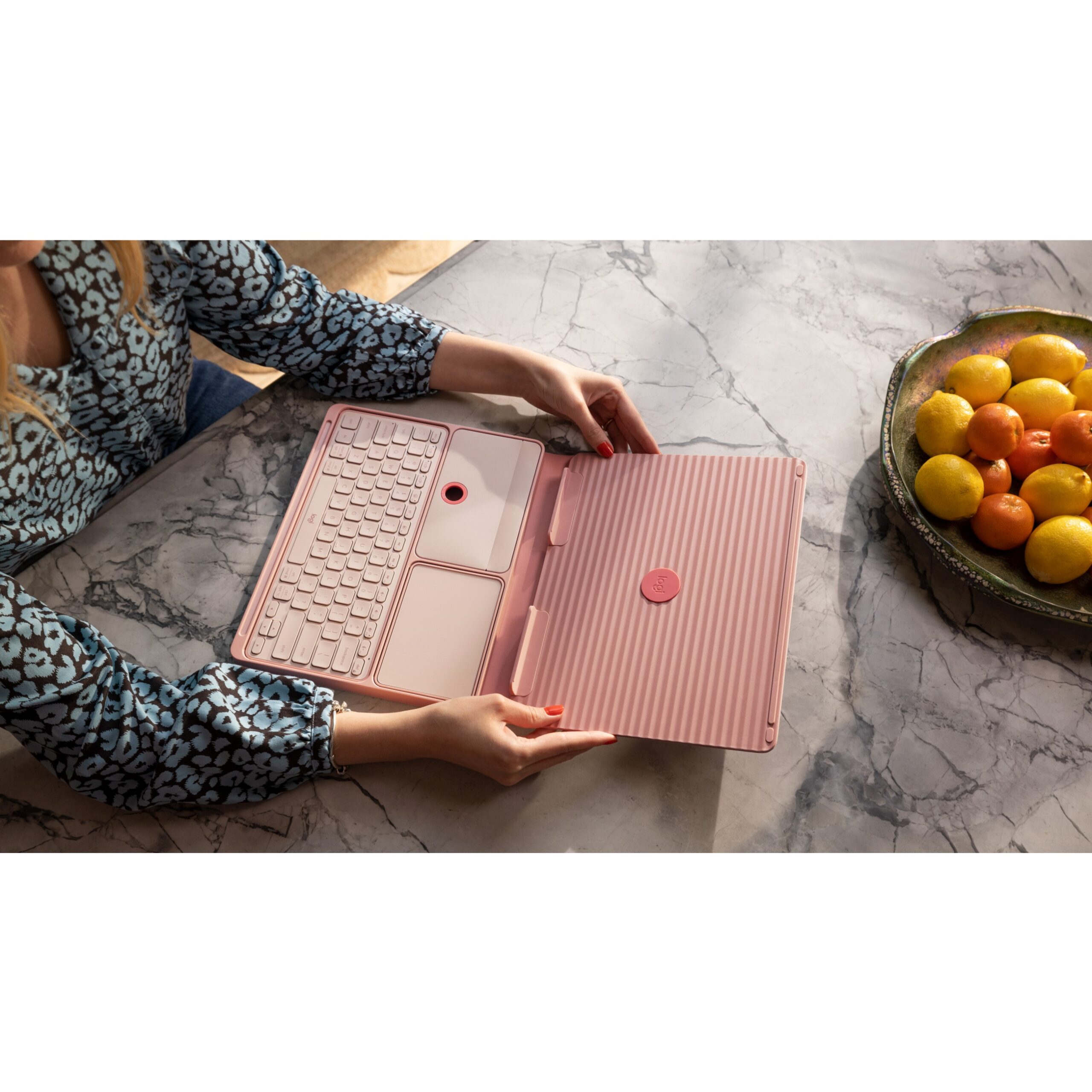 Aksesorë për tablet Logitech CASA Pop-Up Desk / Tastierë pa kabllo + Touchpad + Stand për laptop / QWERTY Layout – Rozë - Figura 2