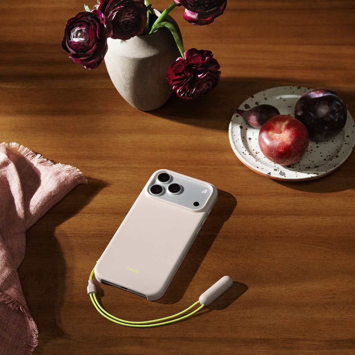 Beats Kickstand Case iPhone 17 Pro Max with MagSafe and Camera Control (Limestone) - Figura 4