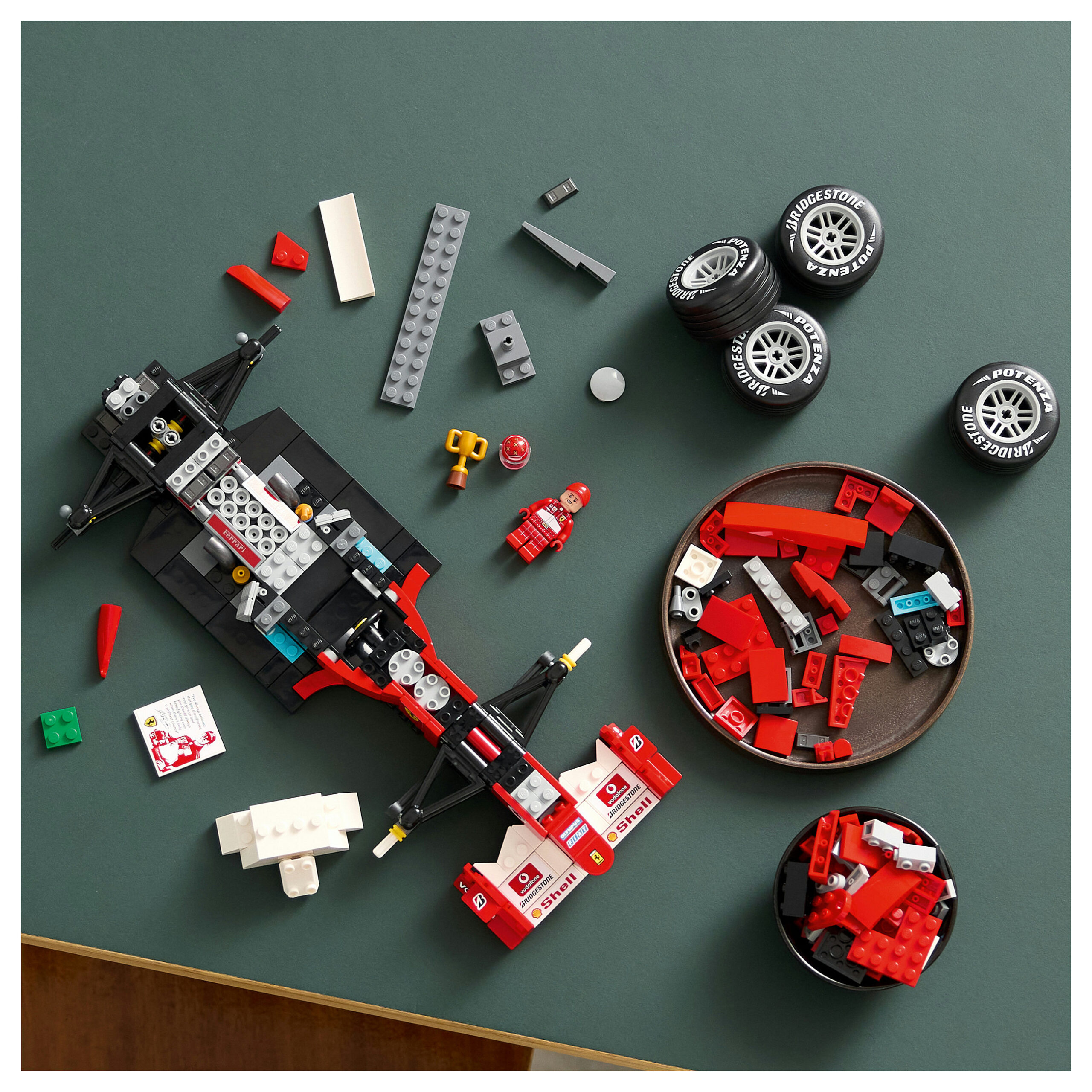 Lego Icons Ferrari F2004 dhe Michael Schumacher 11375 - Figura 4