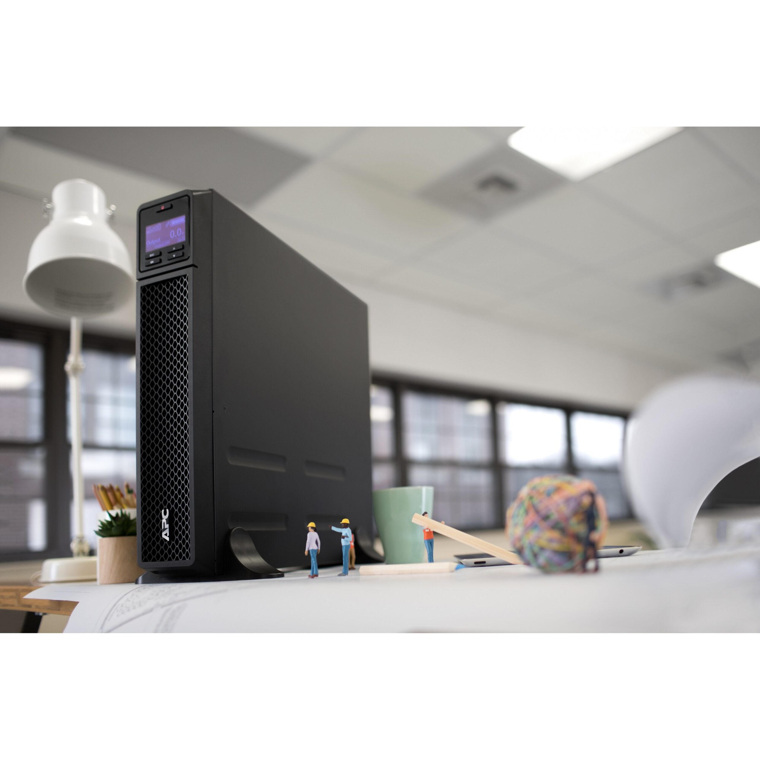 APC Smart-UPS SRT3000XLI – 3000VA / 2700W Online Double Conversion UPS, Rack/Tower 2U, Pure Sine Wave, LCD Display - Figura 5